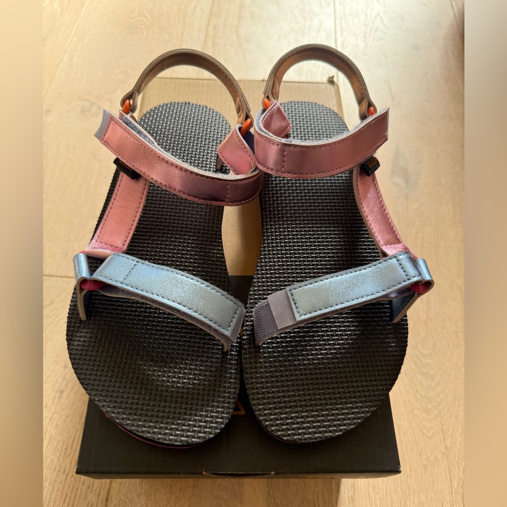 NWT Teva Original Universal Shimmer